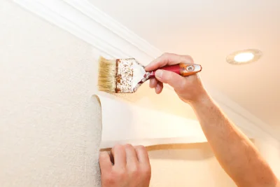 Pose de papier peint au Guerno — revêtements muraux et toiles de verre